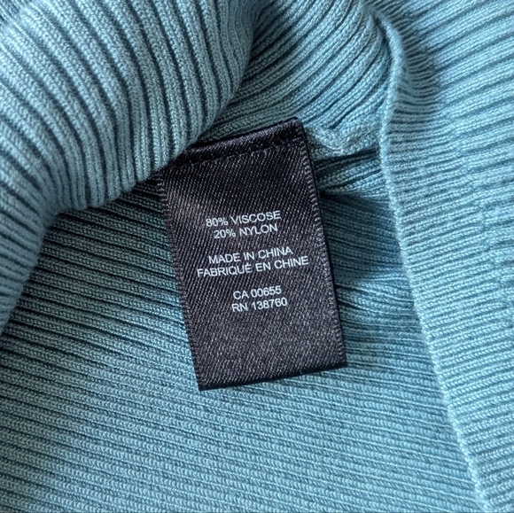 Ribbed Sweetheart Neckline Sleeveless Top - Picture 3 of 5